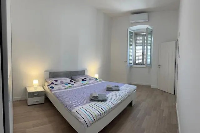 Luna City Core Rooms Pula 0*,  Croatie